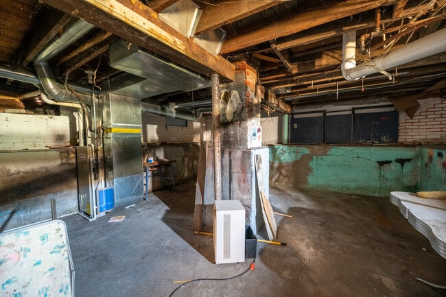 Building Photo - 1827 Gilbert St