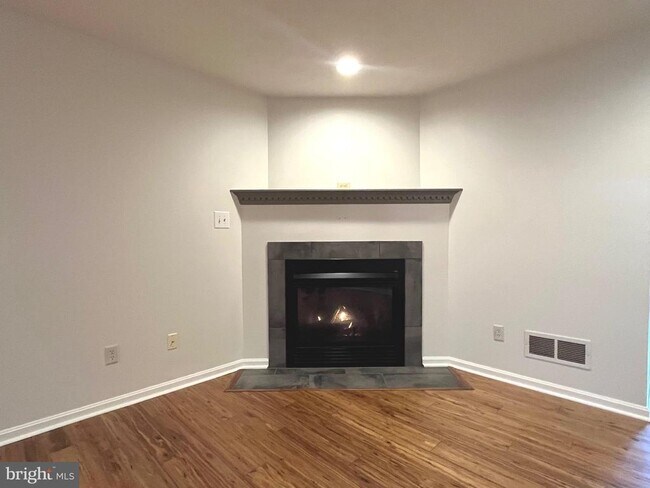 Building Photo - 330 Parkwood Dr