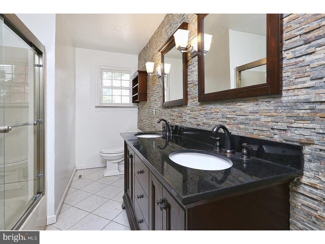 Building Photo - 923 Forbes St