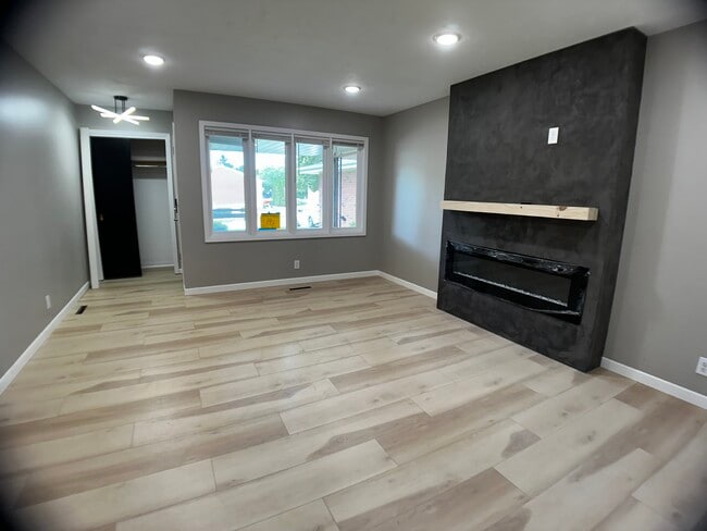 Building Photo - 211 Lakewood Dr