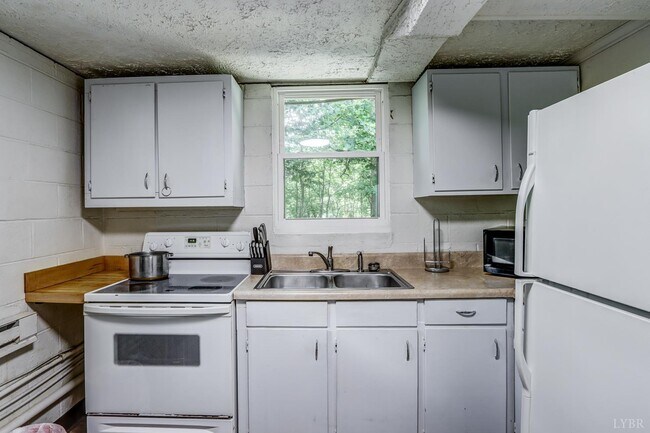 Building Photo - 4605 Greenwood Dr