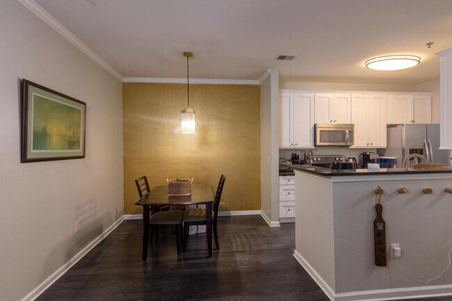 Building Photo - 800 Vista Lake Dr