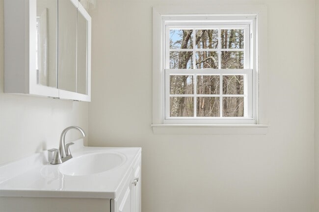 Building Photo - 289 Derry Rd