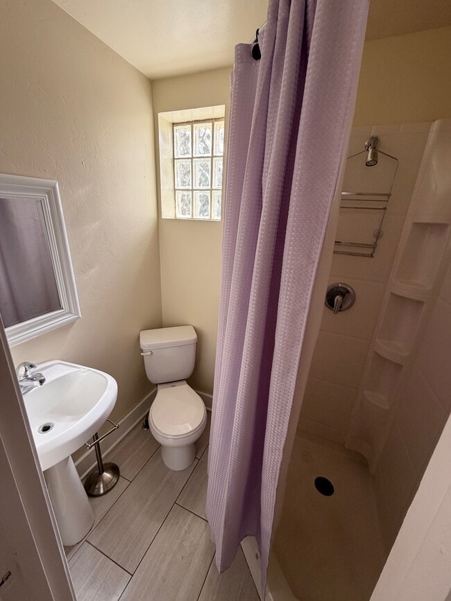 Building Photo - 1030 E 7th St