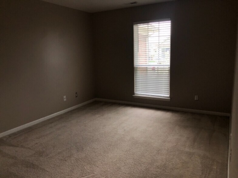 Building Photo - 51761 Adler Park Dr W