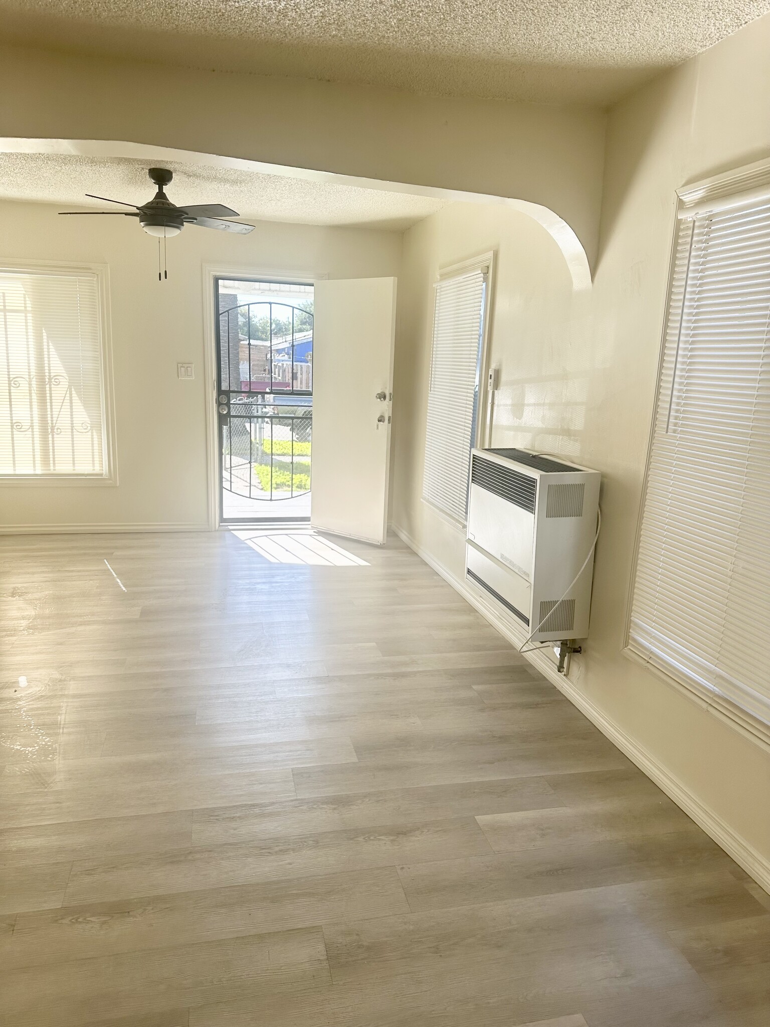 Building Photo - 1511 W 58th Pl