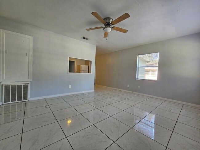 Building Photo - Charming 3-Bedroom, 2-Bath Home with Bonus Room and Detached Garage in Lakeland!!