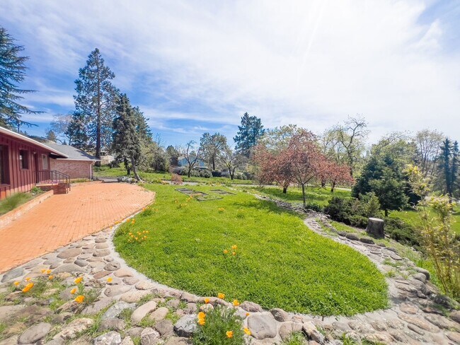 Building Photo - Charming 2 Bed / 2 Bath Home on 1.05 Acres...