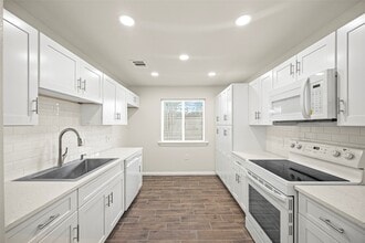 Building Photo - 1831 Country Village Blvd