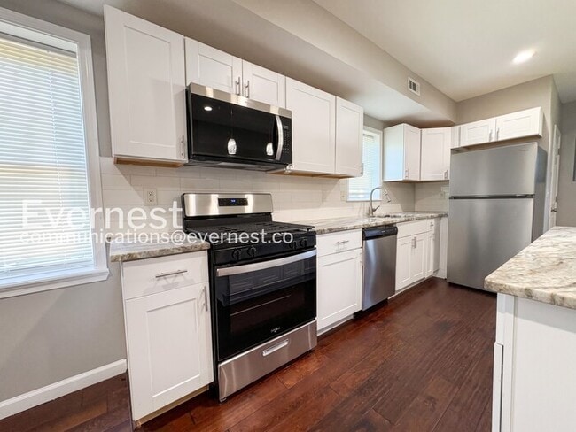 Building Photo - 3 Bed/1.5 Bath Townhome with fenced yard and deck/ Available Now!