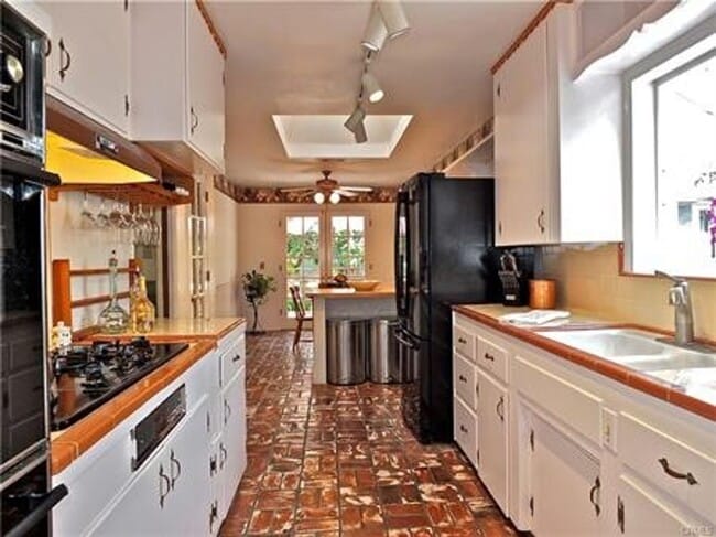 Building Photo - Spacious Student Rental Near Campus – HUGE DISCOUNT + ONE MONTH FREE!