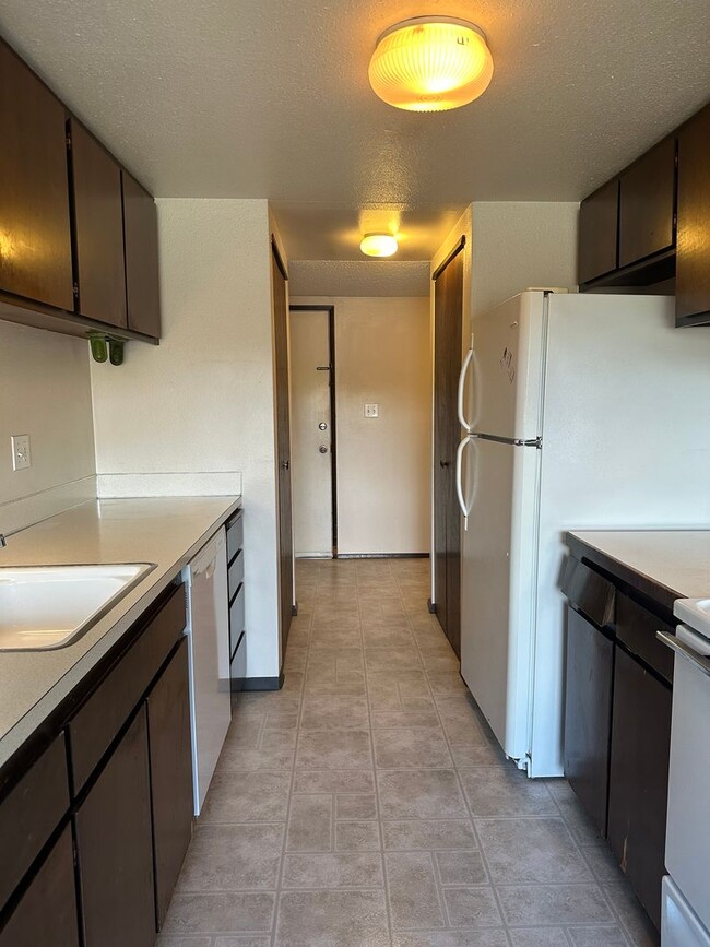 Building Photo - Classic 2 Bedroom 2 Bath Condo near Lakewa...