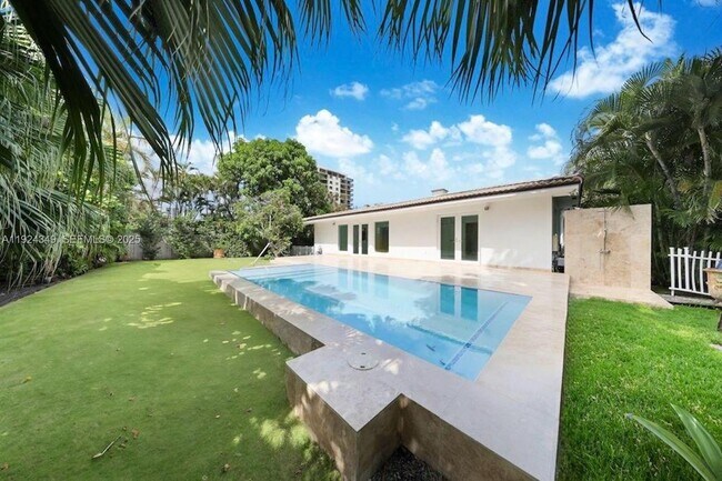 Building Photo - 850 N Venetian Dr