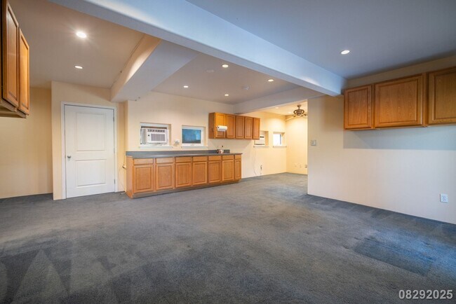 Building Photo - 3 Bedroom 3 Bathroom pet negotiable SFH in...