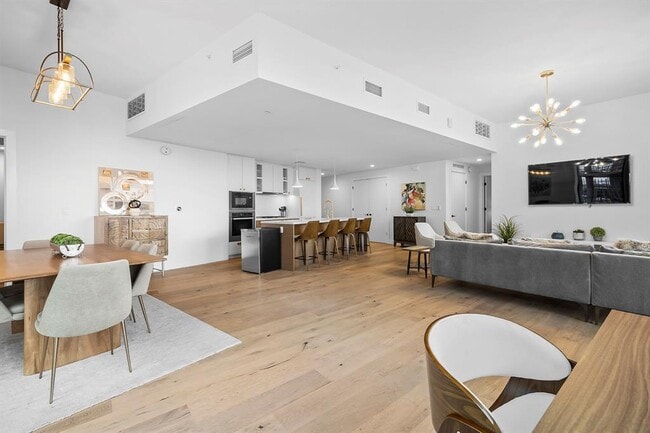 Building Photo - 70 Rainey St