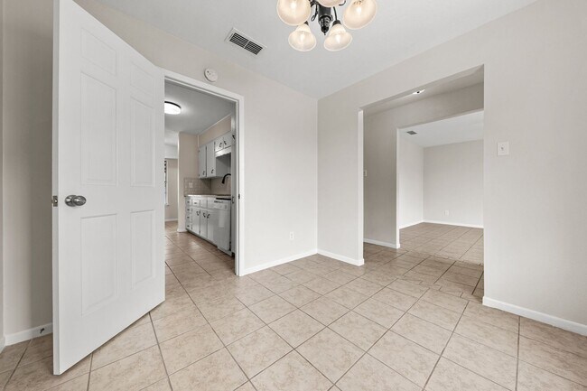 Building Photo - 2300 Zinnia Ct