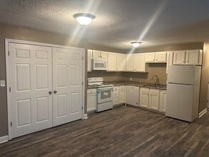 Building Photo - 240 Geri Ln