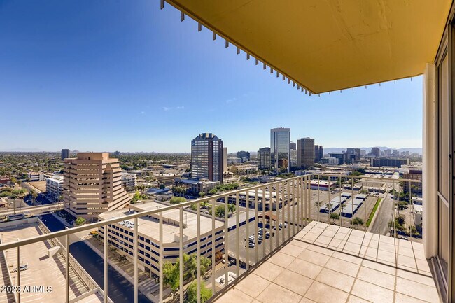 Building Photo - 207 W Clarendon Ave