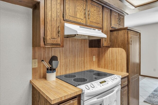Building Photo - Adorable Yukon Home