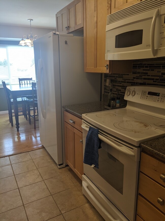 Building Photo - 2089 S Deframe St