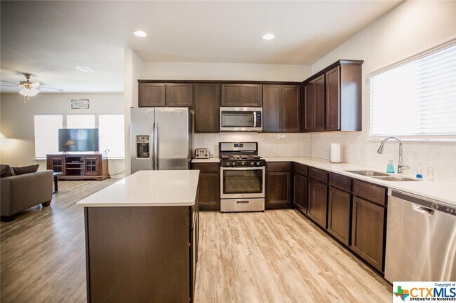 Building Photo - 242 Mossycup Dr