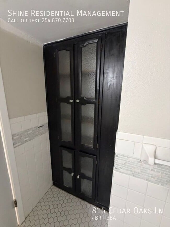 Building Photo - 815 Cedar Oaks Ln
