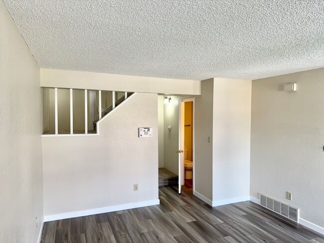 Building Photo - FREE RENT! 2 WEEKS FREE