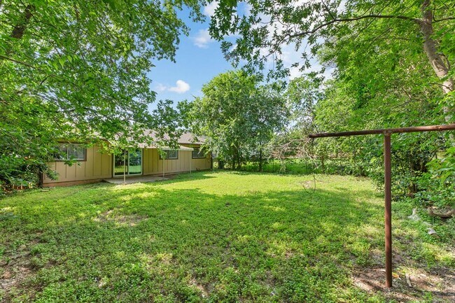 Building Photo - 6601 Stonleigh Pl