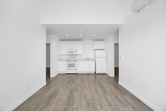 Building Photo - 572 N Cambridge St