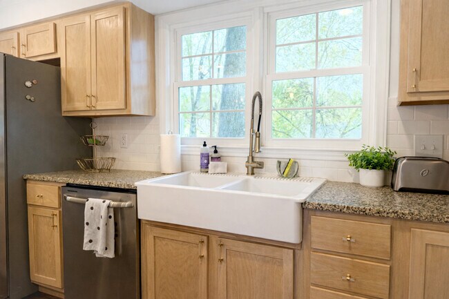 Building Photo - 7601 Bedfordshire Dr