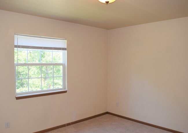 Building Photo - Spacious & Convenient Living in Shady Oaks!