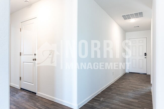 Building Photo - NEW Home Located Near the Golf Course