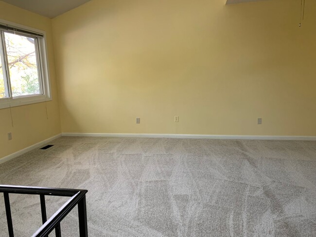 Building Photo - 2 STORY SPACIOUS ONE BEDROOM CONDO WITH SP...