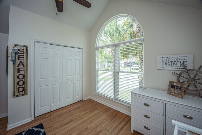 Building Photo - Gorgeous 4 BR/2BA Marshfront Home With Cre...