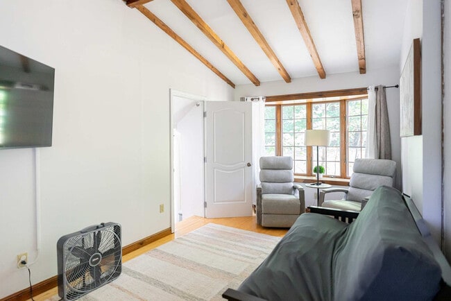 Building Photo - 253 Main St