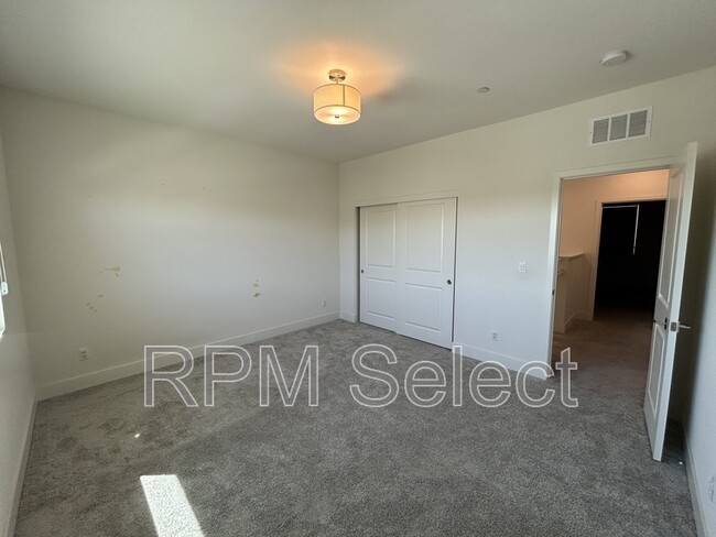 Building Photo - 5762 Caprice Ct