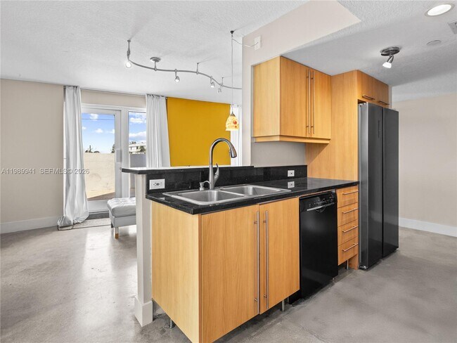 Building Photo - 7600 Collins Ave