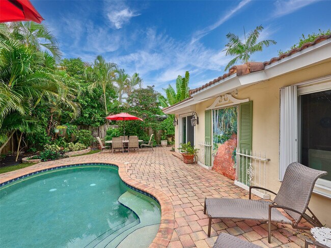 Building Photo - 3220 Oleander Way