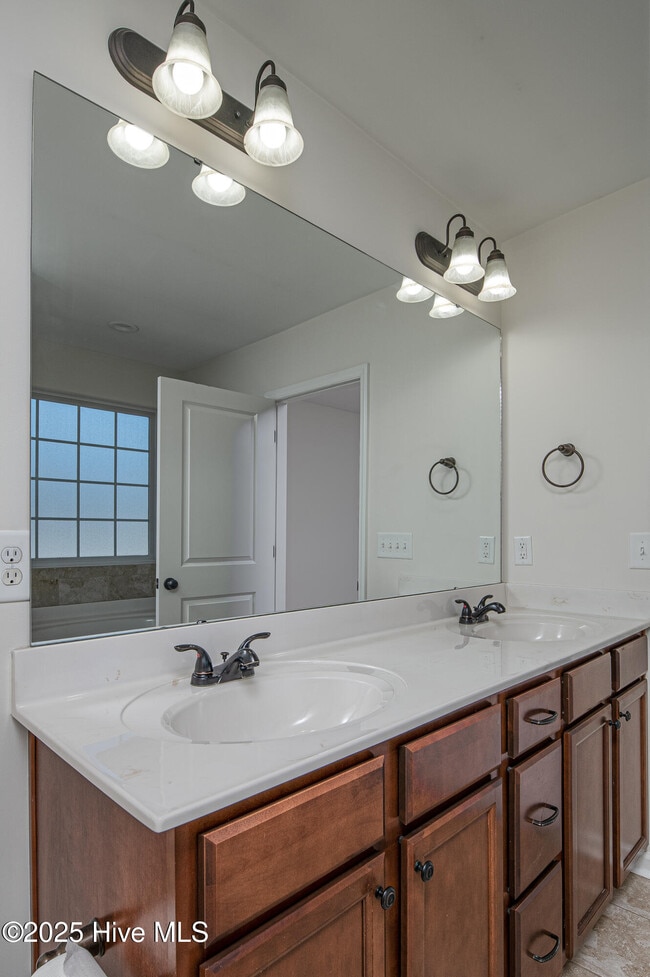 Building Photo - 808 Jade Ln