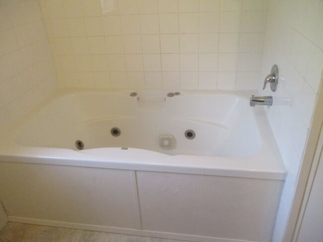 Building Photo - 4.65 Acre Farm/Horse Property for Rent!