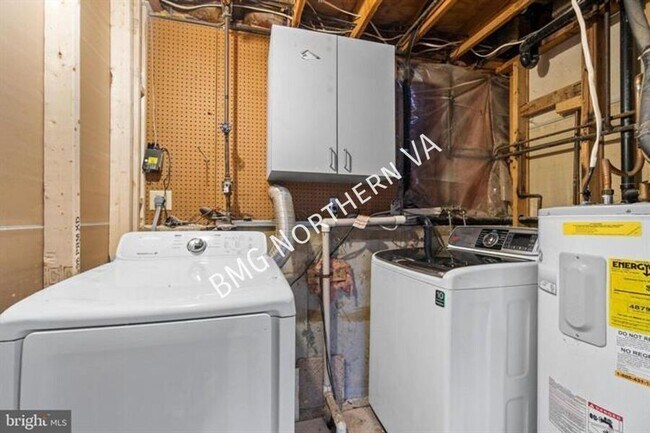 Building Photo - 8461 Yellow Leaf Ct