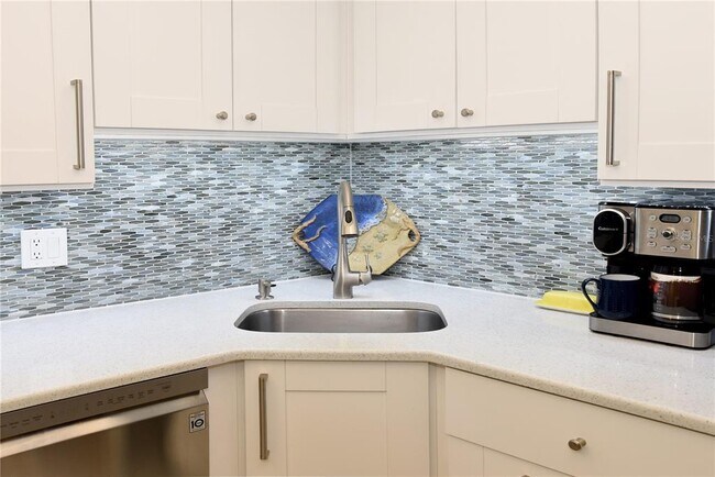 Building Photo - 4900 Brittany Dr S