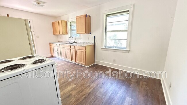 Building Photo - 5613 Parana St