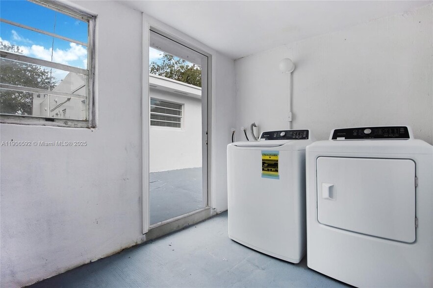 Building Photo - 522 NW 47th Ter