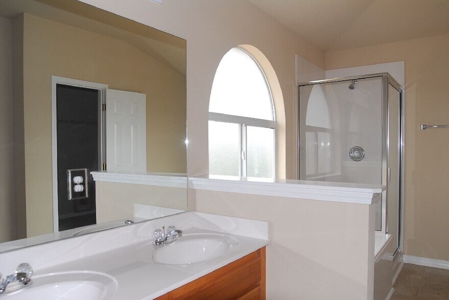 Building Photo - 10257 English Manor Dr