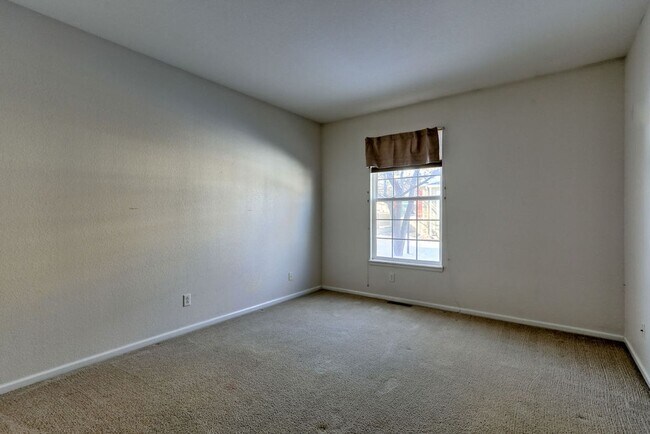 Building Photo - 3 Bedroom 3 Bath Townhome