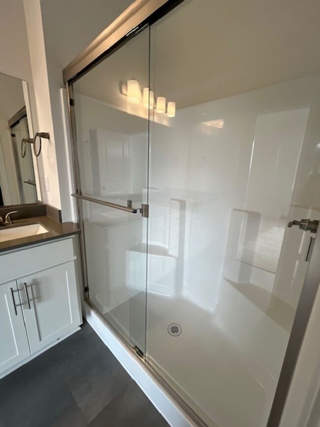 Building Photo - 3 Bedroom 2 Bath Silverton OR