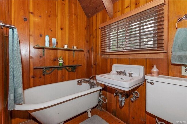 Building Photo - 295 Sunset Dr