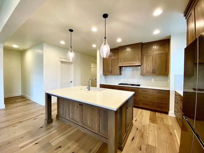 Building Photo - Beautiful Custom 6 Bedroom (2 Primary Bedr...