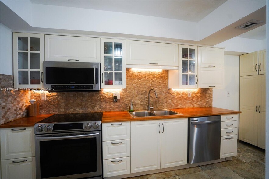 Building Photo - 18031 Biscayne Blvd